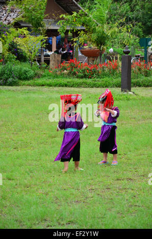 Kinder Hmong Leute Doi Kiew Lom warten zur Verfügung der Reisenden für Take Foto mit ihnen in Mae Hong Son, Thailand. Stockfoto