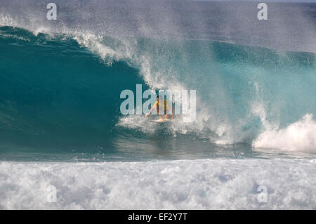 Brasilianische pro-Surfer, Gabriel Medina, reitet die "Hintertür" und erhält eine 10 2014 Pipemasters, Banzai Pipeline, Hawaii Stockfoto