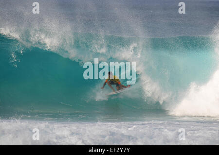 Brasilianische pro-Surfer, Gabriel Medina, reitet die "Hintertür" und erhält eine 10 2014 Pipemasters, Banzai Pipeline, Hawaii Stockfoto