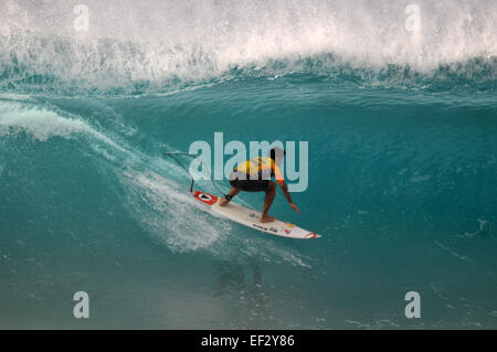 Brasilianisch pro-Surfer, Gabriel Medina, reitet die "Pipeline" im Jahr 2014 Pipemasters, Banzai Pipeline, Ehukai Beach Park Stockfoto