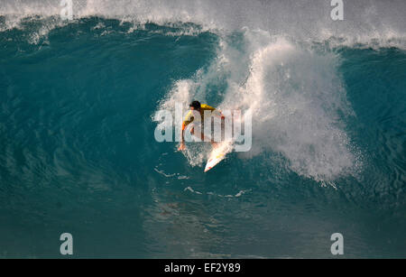 Brasilianisch pro-Surfer, Gabriel Medina, reitet die "Hintertür" in 2014 Pipemasters, Pipeline, Ehukai Beach North Shore Oahu Stockfoto