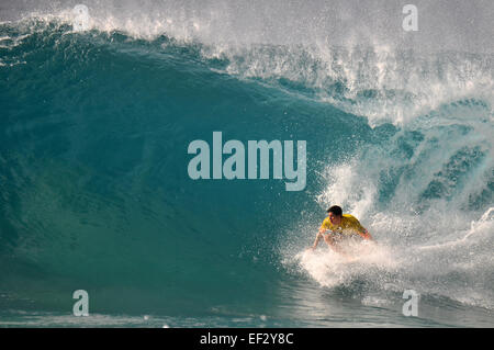 Brasilianisch pro-Surfer, Gabriel Medina, reitet die "Hintertür" Strandtag 2014 Pipemasters, Banzai Pipeline, Ehukai, Oahu Stockfoto