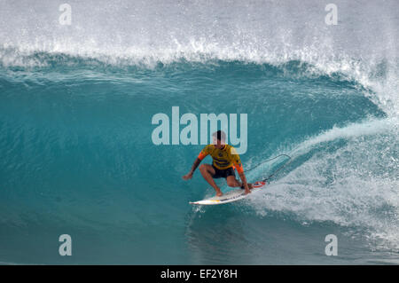 Brasilianisch pro-Surfer, Gabriel Medina, reitet die Hintertür an der 2014 Pipemasters, Banzai Pipeline, Oahu, North Shore, Hawaii Stockfoto