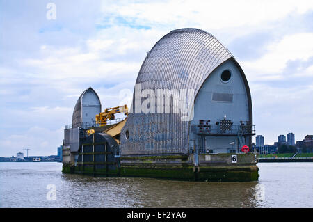 Nahaufnahme eines die Thames Barrier-Schleusen, gesehen von der Themse, Woolwich, London UK Stockfoto