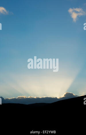 Sonnenuntergang Sonne hinter Wolken in Schottland Stockfoto