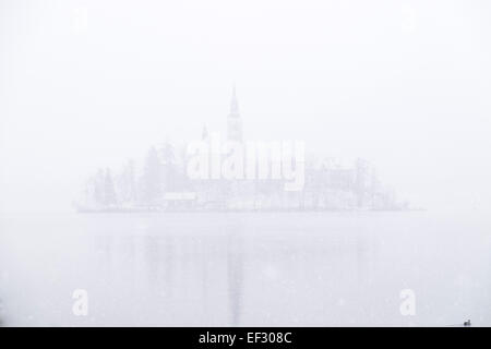 Winter-Blick auf Lake Bled Insel an einem nebligen Tag, See Bled, Slowenien Stockfoto