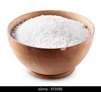Meersalz in Holzschale auf weißem Hintergrund mit Beschneidungspfad Stockfoto