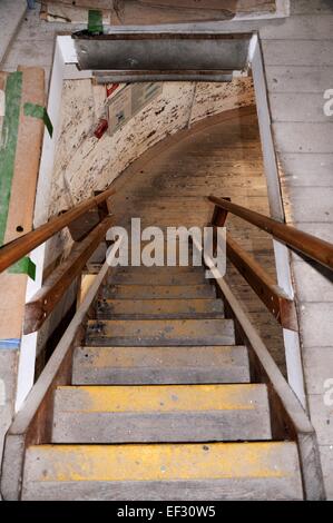 Treppe im Inneren grünen Windmühle und Wissenschaft Zentrum im Stadtteil Sneinton, Nottingham, Nottinghamshire, England, UK, Europa. Stockfoto