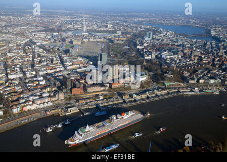 Kreuzfahrtschiff Queen Victoria auf der Elbe vor der Innenstadt mit Fernsehturm und Alster, Hamburg, Deutschland Stockfoto