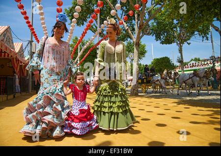 Flamenco-Tänzer und kleines Mädchen auf der Feria de Abril in Sevilla, Andalusien, Spanien Stockfoto