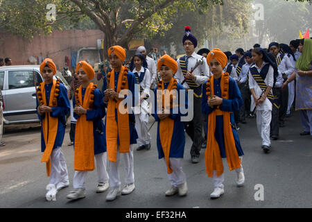 Neu-Delhi, Indien - 19. November 2011: Sikh Leute feiern Guru Nanak Geburt mit einer street Parade und Lebensmittel-Verteilung Stockfoto