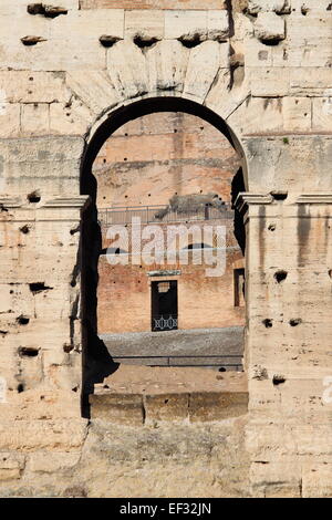 Detailansicht eines Bogens des Kolosseums in Rom, Italien Stockfoto