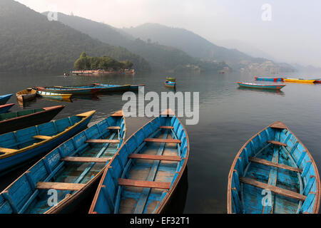 Bunte Boote am Phewa See, Phewa Tal oder Fewa See, Pokhara, Nepal Stockfoto