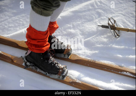 Orlicke Berge, Tschechische Republik. 24. Januar 2015. Skifahrer im Vintage Outfit mit historischen Geräten - Vintage Ski - beim Rennen der Meisterschaft der Tschechischen Republik in historischen Skifahren, im Orlicke Berge, Tschechische Republik, auf Samstag, 24. Januar 2015 abgebildet. © Josef Vostarek/CTK Foto/Alamy Live-Nachrichten Stockfoto