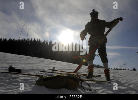 Orlicke Berge, Tschechische Republik. 24. Januar 2015. Skifahrer im Vintage Outfit mit historischen Geräten konkurriert bei der Tschechischen Meisterschaft in historischen Skifahren, im Orlicke Berge, Tschechische Republik, auf Samstag, 24. Januar 2015. © Josef Vostarek/CTK Foto/Alamy Live-Nachrichten Stockfoto