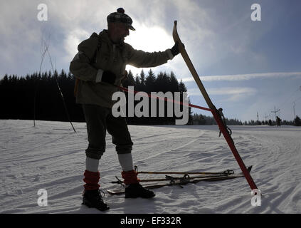 Orlicke Berge, Tschechische Republik. 24. Januar 2015. Skifahrer im Vintage Outfit mit historischen Geräten ist bei der Tschechischen Meisterschaft in historischen Skifahren, im Orlicke Berge, Tschechische Republik, auf Samstag, 24. Januar 2015 sehen. © Josef Vostarek/CTK Foto/Alamy Live-Nachrichten Stockfoto