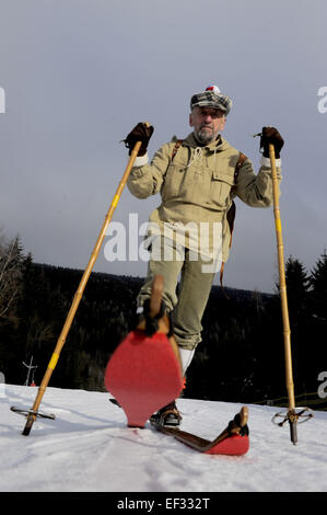 Orlicke Berge, Tschechische Republik. 24. Januar 2015. Skifahrer im Vintage Outfit mit historischen Geräten konkurriert bei der Tschechischen Meisterschaft in historischen Skifahren, im Orlicke Berge, Tschechische Republik, auf Samstag, 24. Januar 2015. © Josef Vostarek/CTK Foto/Alamy Live-Nachrichten Stockfoto