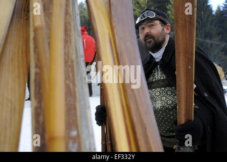 Orlicke Berge, Tschechische Republik. 24. Januar 2015. Skifahrer im Vintage Outfit mit historischer Ausrüstung wird während der Tschechischen Republik Meisterschaft in historischen Skifahren, im Orlicke Berge, Tschechische Republik, auf Samstag, 24. Januar 2015 gesehen. © Josef Vostarek/CTK Foto/Alamy Live-Nachrichten Stockfoto