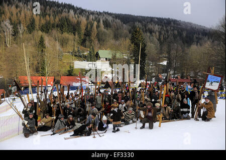 Orlicke Berge, Tschechische Republik. 24. Januar 2015. Gruppe von Skifahrern im Vintage Outfit mit historischen Geräten nach dem Rennen der Meisterschaft der Tschechischen Republik in historischen Skifahren, im Orlicke Berge, Tschechische Republik, auf Samstag, 24. Januar 2015. © Josef Vostarek/CTK Foto/Alamy Live-Nachrichten Stockfoto