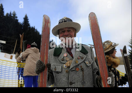 Orlicke Berge, Tschechische Republik. 24. Januar 2015. Skifahrer im Vintage Outfit mit historischen Einrichtung Lächeln während der Tschechischen Republik Meisterschaft in historischen Skifahren, im Orlicke Berge, Tschechische Republik, auf Samstag, 24. Januar 2015. © Josef Vostarek/CTK Foto/Alamy Live-Nachrichten Stockfoto