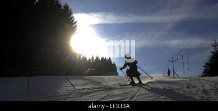 Orlicke Berge, Tschechische Republik. 24. Januar 2015. Skifahrer im Vintage Outfit mit historischen Geräten konkurriert bei der Tschechischen Meisterschaft in historischen Skifahren, im Orlicke Berge, Tschechische Republik, auf Samstag, 24. Januar 2015. © Josef Vostarek/CTK Foto/Alamy Live-Nachrichten Stockfoto