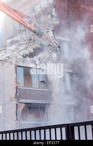 Abbrucharbeiten begonnen auf einem Zugang Gebäude, Brücke und Aufzug Turm auf Northampton die alte Greyfriars Busbahnhof. Stockfoto