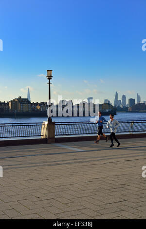 Zwei Läufer oder Jogger, Ausübung entlang der Themse riverfront, Kanaren, Riverside, Docklands, East London, Vereinigtes Königreich Stockfoto