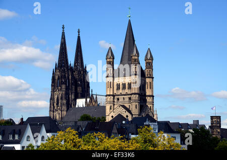 Blick von der Hohenzollernbrücke in Köln, Nordrhein-Westfalen, an der Promenade, die Kathedrale (L) und Groß St. Marien Klosterkirche. Foto vom 3. September 2014. Stockfoto