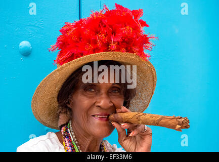 Senior kubanische Frau eine kubanische Zigarre rauchend, Havanna, Kuba Stockfoto