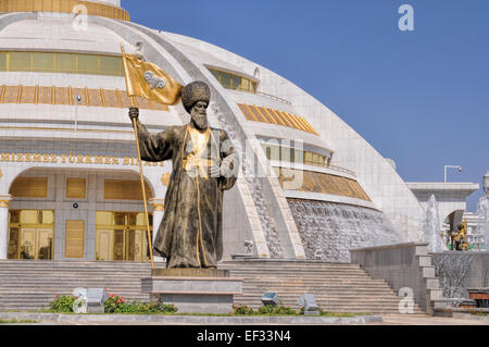 Statuen um Monument der Unabhängigkeit in Aschgabat, Kapital Stadt von Turkmenistan Stockfoto