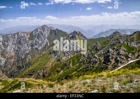 Malerische Berge des Tian-Shan in der Nähe von Tschimgan in Usbekistan Stockfoto