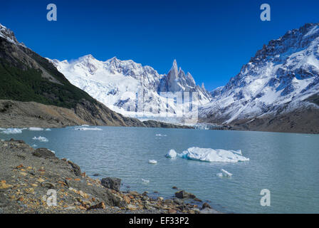 Herrliche Aussicht auf die schneebedeckten Berge, die schräg nach unten in einen See im Nationalpark Los Glaciares Stockfoto