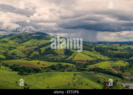 Dramatische Wolken über Socorro in Brasilien, Südamerika Stockfoto