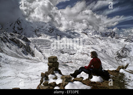 Junge Wanderer bewundern Blick Süd amerikanischen Anden in Peru, Ausangate, dramatische Wolken über den Bergen bilden Stockfoto