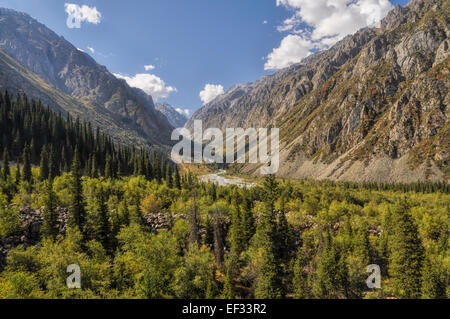 Malerischen grünen Tal im Ala Archa Nationalpark im Tian Shan-Gebirge in Kirgisistan Stockfoto