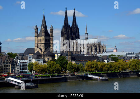 Blick von der Hohenzollernbrücke in Köln, Nordrhein-Westfalen, jenseits des Rheins an der Promenade mit Groß St. Marien Klosterkirche, die Kathedrale sowie das Ludwig Museum. Foto vom 3. September 2014. Stockfoto