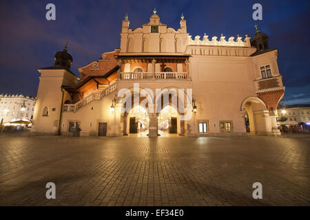 Seitliche Sicht auf den Tuchhallen (Polnisch: Sukiennice) auf den Marktplatz in der Altstadt von Krakau in Polen. Stockfoto