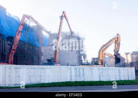 Abbrucharbeiten begonnen auf einem Zugang Gebäude, Brücke und Aufzug Turm auf Northampton die alte Greyfriars Busbahnhof. Stockfoto