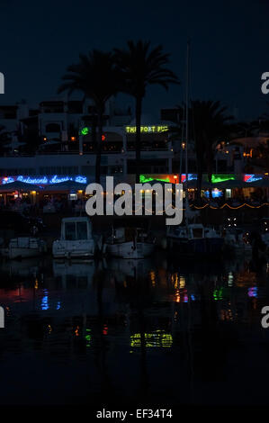 CALA D'OR, Mallorca, Spanien - ca. Juli 2011: Neonlichter in Cala d ' or Marina im Juli 2011. Stockfoto