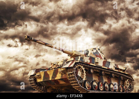 Deutsche Panzer in Aktion mit dunklen Gewitterwolken im Hintergrund, Konzept von Krieg und Konflikt. Stockfoto