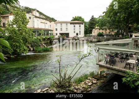 Fontaine-de-Vaucluse (La Fònt de Vauclusa oder einfach Vauclusa auf Okzitanisch) ist eine französische Gemeinde im Département Vaucluse in der Provence Stockfoto