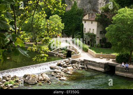 Fontaine-de-Vaucluse (La Fònt de Vauclusa oder einfach Vauclusa auf Okzitanisch) ist eine französische Gemeinde im Département Vaucluse in der Provence Stockfoto