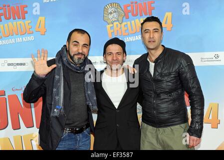 München, Deutschland. 25. Januar 2015. Director Mike Marzuk (C) und Schauspieler Adnan Maral (L) und Mehmet Kurtulus (R) posieren vor dem Filmplakat bei der Premiere ihres Films "Fuenf Freunde 4" im Cinemaxx Kino in München, Deutschland, 25. Januar 2015. Der vierte Film der Geschichte der beliebten Kinder-Premieren in den deutschen Kinos am 29 Januar 2015. Foto: Ursula Düren/Dpa/Alamy Live News Stockfoto