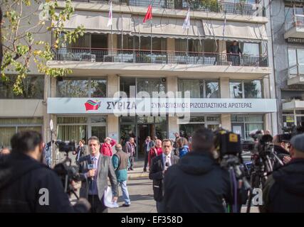 Athen, Griechenland. 26. Januar 2015. Medien sammeln sich vor der Syriza-Hauptsitz in Athen, 26. Januar 2015 nach den Parlamentswahlen in Griechenland. Griechenlands linke, gegen Sparpolitik Syriza Partei und ihre Führer Alexis Tsipras, sind die stärkste Partei nach den Wahlen. Foto: Michael Kappeler/Dpa/Alamy Live News Stockfoto