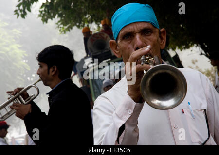 Neu-Delhi, Indien - 19. November 2011: Sikh Leute feiern Guru Nanak Geburt mit einer street Parade und Lebensmittel-Verteilung Stockfoto