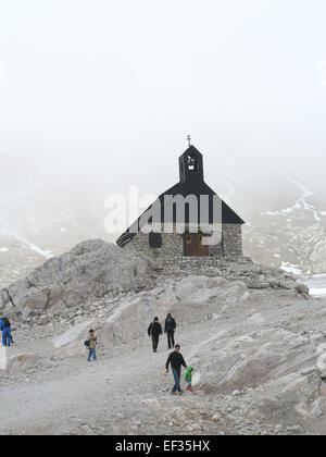 Die Kapelle Maria Heimsuchung liegt in der Nähe der Zugspitze Gletscher auf etwa 3000 Meter über dem Meeresspiegel. Es wurde 1981 von Joseph Ratzinger, der später Papst Benedict XVI. geweiht. Abgebildet im Oktober 2014. Stockfoto