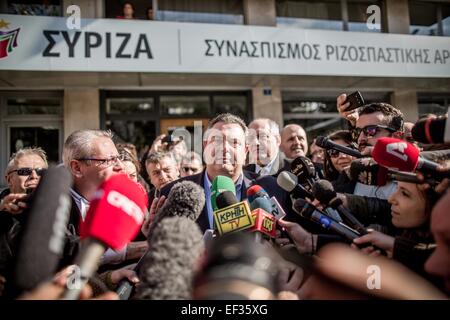 Athen, Griechenland. 26. Januar 2015. Panagiotis Panos Kammenos Führer der Partei Anexartiti Ellines spricht vor der Presse in Athen, 26. Januar 2015 nach der Zustimmung zu eine Koalitionsregierung mit SYRIZA zu bilden, die eine Parlamentswahl gewonnen. Foto: Michael Kappeler/Dpa/Alamy Live News Stockfoto