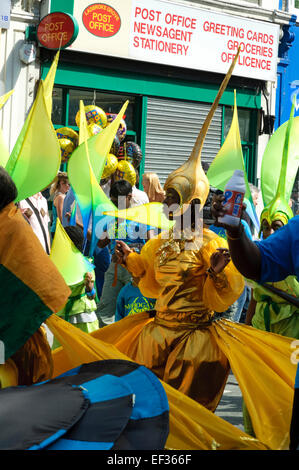 LONDON, UK - 28. August 2005: Kinder nehmen Teil an der Parade des Karnevals. Stockfoto