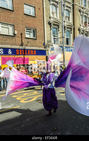 LONDON, UK - 28. August 2005: Kinder nehmen Teil an der Parade des Karnevals. Stockfoto