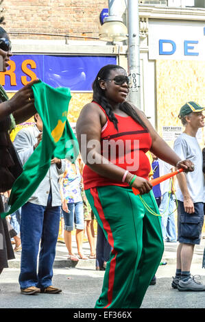 LONDON, UK - 28. August 2005: Menschen genießen den Notting Hill Carnival in London. Stockfoto